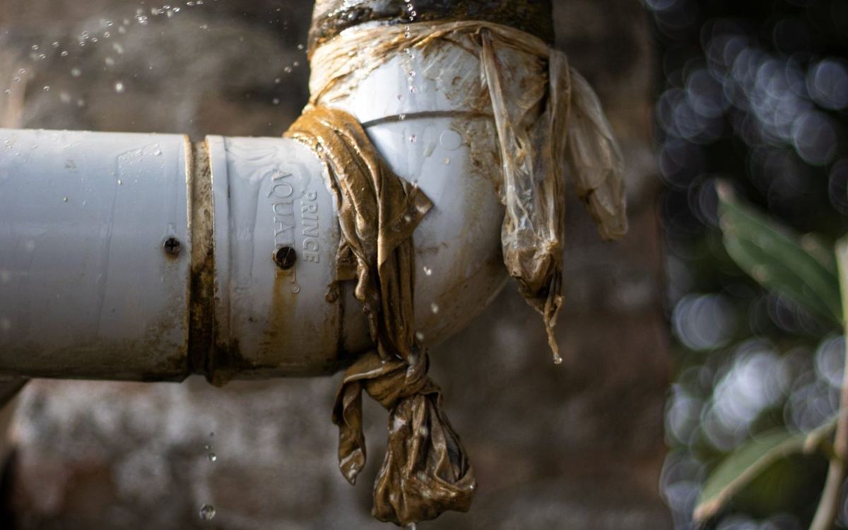 Leaking pipe joint dripping water